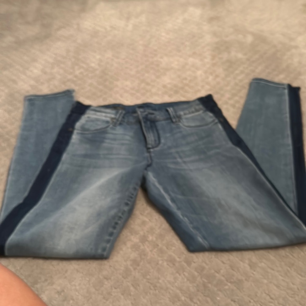 Kut size 6 Jennifer ultra skinny jeans with dark tuxedo stripe down the side.